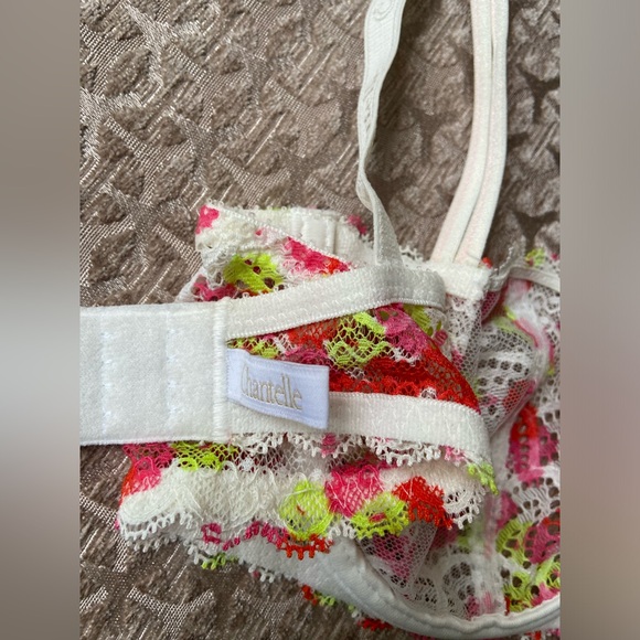 Chantelle multi color bras - Picture 8 of 11